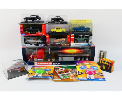 Welly - Cararama - Altaya - A group of boxed vehicles mostly in 1:43 scale including Mercedes Benz 200D, Land Rover Defender,