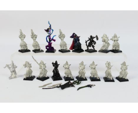 Warhammer - Games Workshop - Citadel - A group of 17 loose mainly unpainted Warhammer Dark Elves metal figures. Lot consists 
