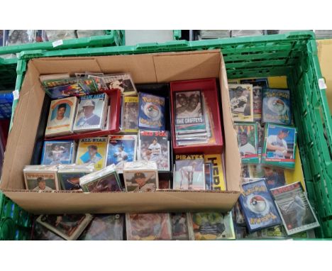 Interesting collection of mixed sports and non-sports trading cards: baseball, soccer, Pokemon, etc. (B.P. 21% + VAT) 