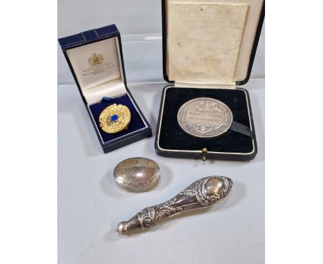 Bag of oddments to include: silver 925 pill box, silver repoussé handle, cased silver medallion, 'First Prize 1933 Technologi