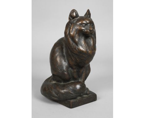 August Göhring, sitzende Katzeum 1920, undeutlich signiert, Bronze dunkelbraun patiniert, sitzende langhaarige Katze auf klei