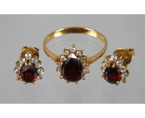 Schmuckset mit Granaten neuzeitlich, Gelbgold gestempelt 14 K = 585/1000, Damenring besetzt mit tropfenförmig geschliffenem G