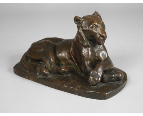 Louise Messie, liegender TigerAnfang 20. Jh., auf der Plinthe signiert, Bronze braun patiniert, entspannt liegender Tiger in 