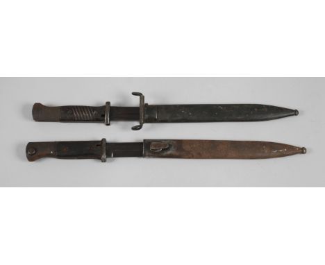 Zwei BajonetteBajonett K 98 Norwegen, Keilklinge mit beidseitiger Kehlung (ca. 1 cm der Spitze angebrochen), Hersteller S/177