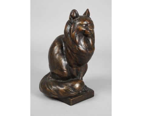 August Göhring, sitzende Katzeum 1920, undeutlich signiert, Bronze dunkelbraun patiniert, sitzende langhaarige Katze auf klei