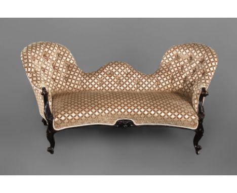 Kleines Sofa NeobarockMitte 19. Jh., auf Messingrollen gelagertes Gestell, dieses aus massivem Nussbaum, dunkelbraun gebeizt,