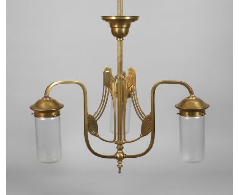 Deckenlampe Jugendstilum 1905, Ausführung Seifert Dresden zugeschrieben, zartes dreipassiges Messinggestänge, flankiert von p