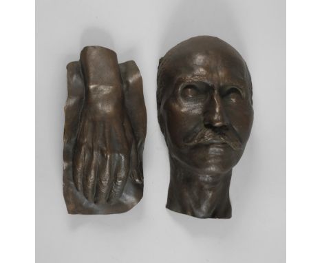 Körperabformungen Totenmaske und Hand20. Jh., unsigniert, Giesserstempel Kunst-Guss Eschenburg Lahn Dill GmbH, Bronze braun p