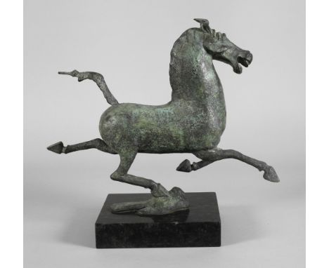 Antikenrezeption "Das fliegende Pferd aus Gansu"zeitgenössisch, unsigniert, Gießerstempel Ara Kunst Bildgießerei, Bronze grün