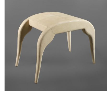 R&amp;amp;Y Augousti Hocker Paris, 1980er Jahre, Holzgestell mit beigefarbener Rochenhaut, auch als „Chagrinleder“ bekannt, b