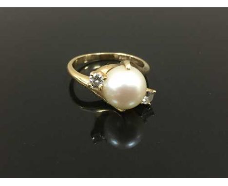 A 14ct gold large pearl and two stone diamond ring, size J/K. CONDITION REPORT: Good conditions.