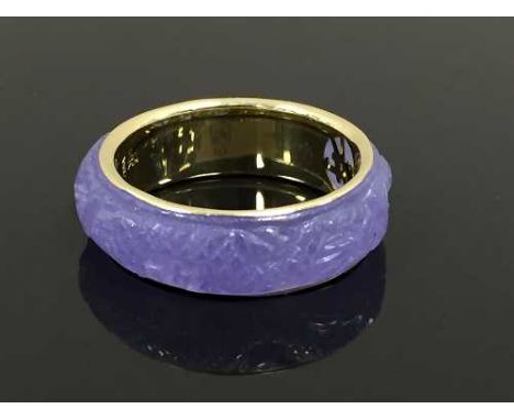 A 14ct gold purple jade band ring, size  R, 4.1g. CONDITION REPORT: Good condition, carved dragon or fish design to the exter