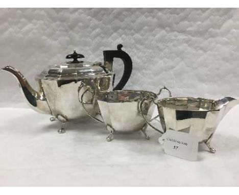 A silver three piece tea service, Viners 1935, 883.5g, 28.4 troy ounces. (3) CONDITION REPORT: Good conditions, the teapot ma