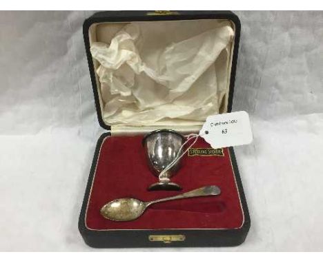 A silver egg cup and spoon, Sheffield 1961, boxed. CONDITION REPORT: Good condition.