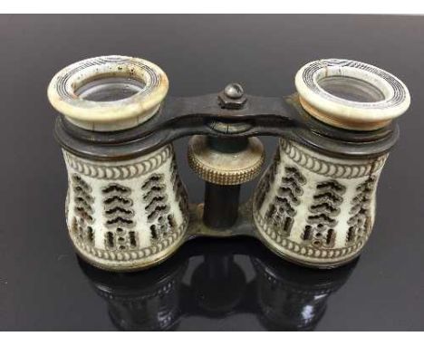 A pair of vintage opera spectacles with fretwork decoration. CONDITION REPORT: Fair condition considering age but with splits