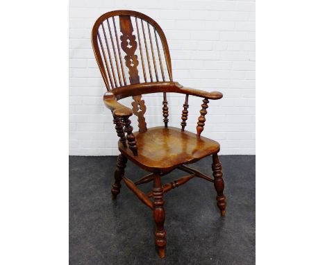 Yew and elm double bow back Windsor style armchair, 118 x 72cm 