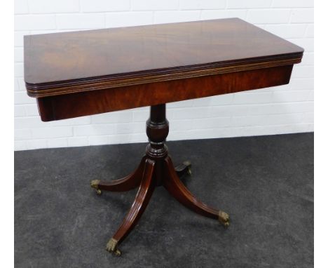 Mahogany fold-over card table on baluster column and quadripartite legs, 78 x 86cm