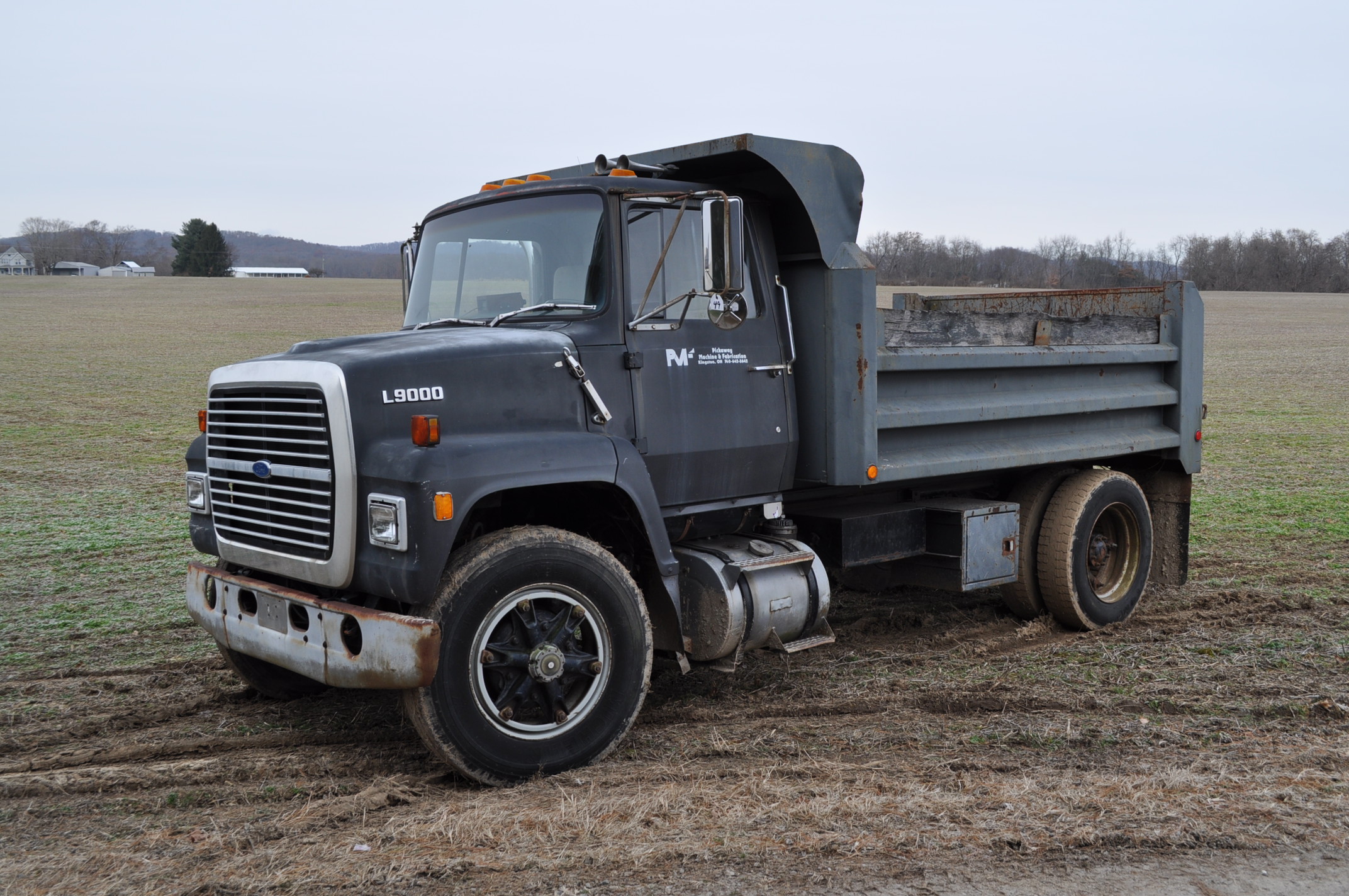 1981 Ford L9000 single axle dump truck, spring ride, 285/75 R 24.5