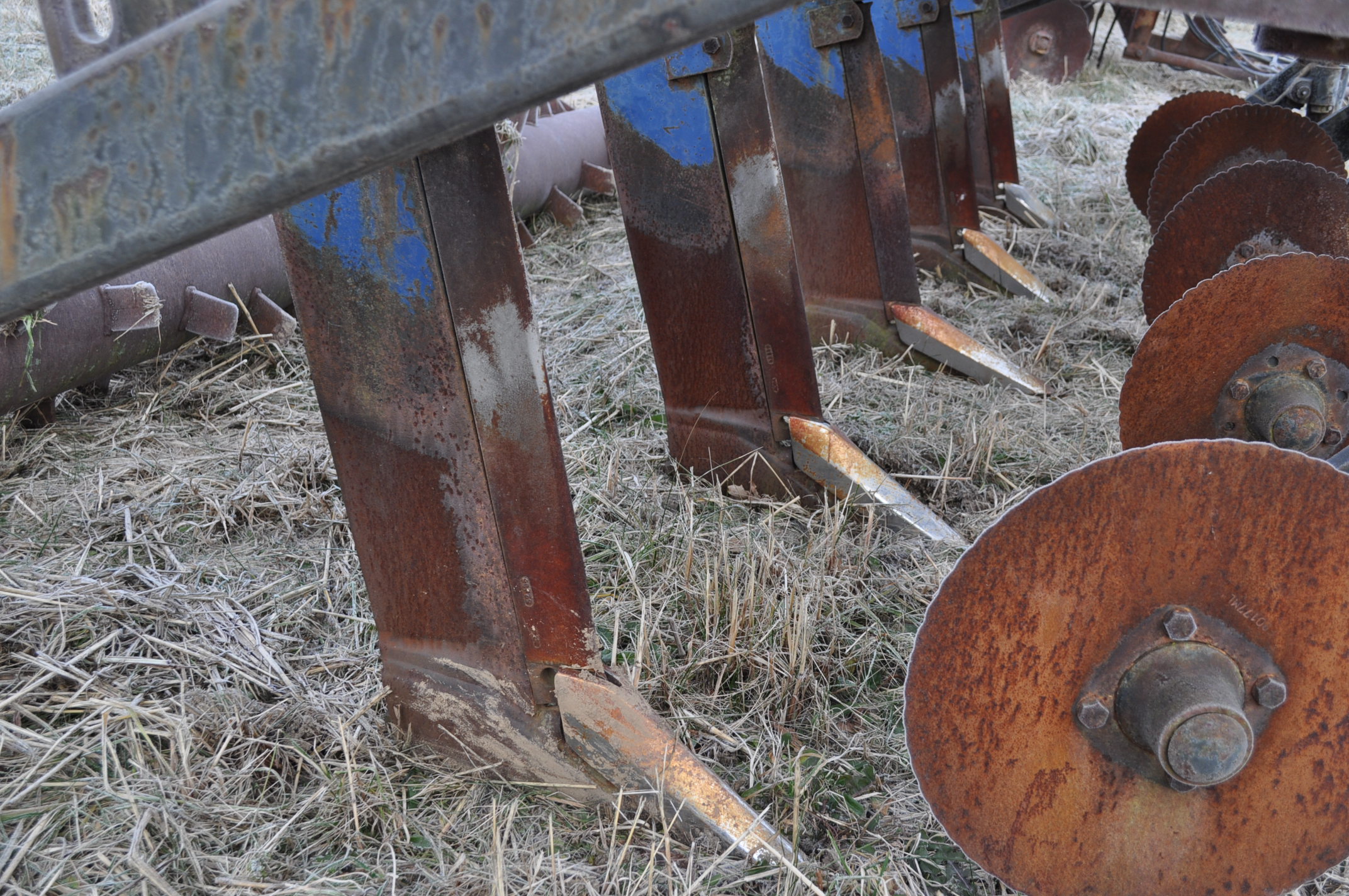 5shank BluJet Ripper, 3 pt, coulters, notill points, rolling leveler