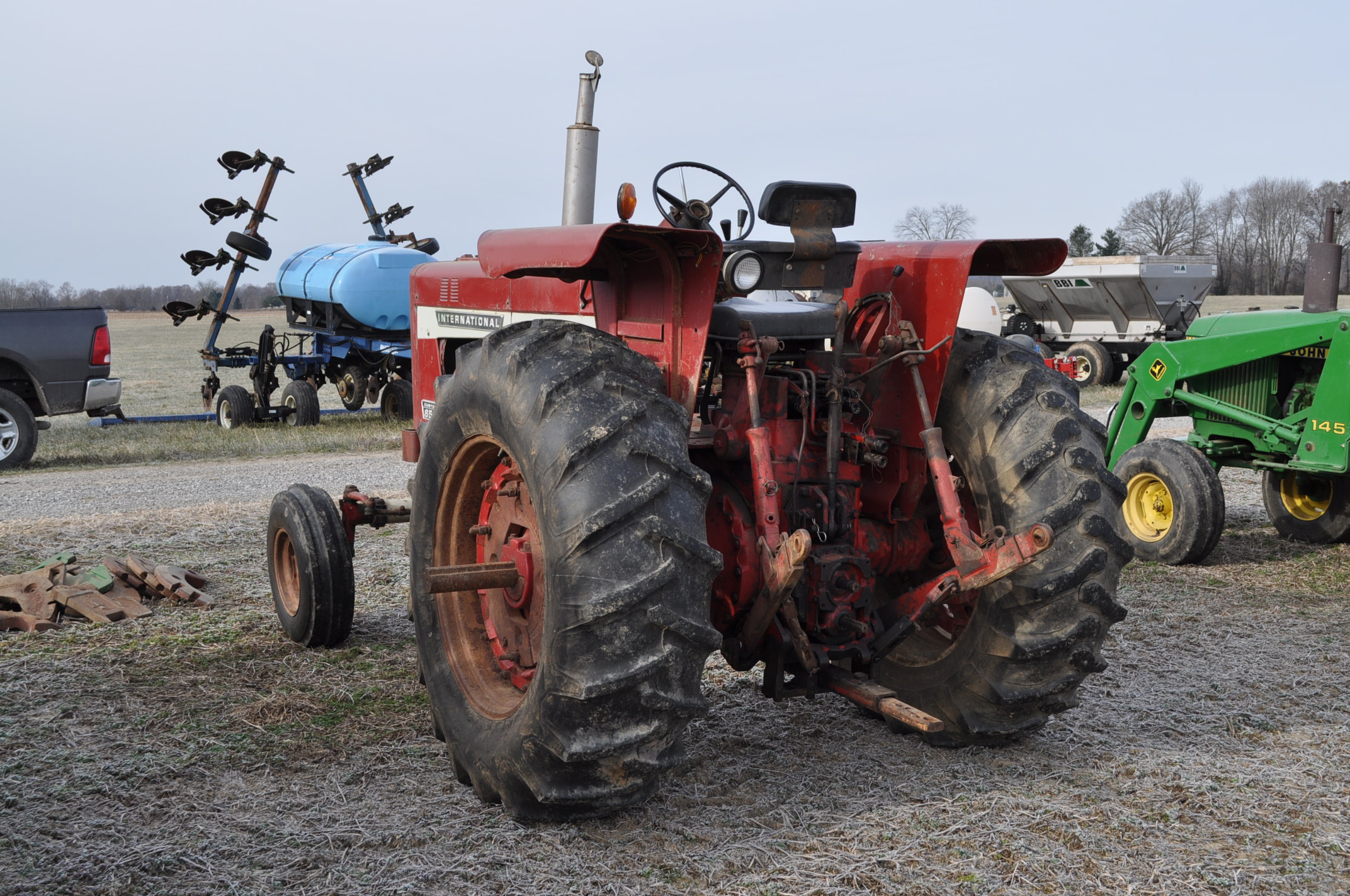 IH 856 custom tractor, diesel, 18.4-34 rear tires, 9.5L-15 front tires ...