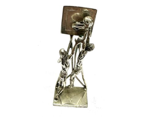 Novelty silver miniature of basketball figures measures approx 8.5cm weight 52g