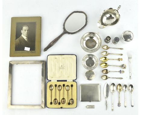 Engine turned silver cigarette case, cased set of bean top coffee spoons, circular box and cover, continental 925 silver pill
