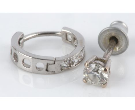 Diamond stud earring and half hoop earring, including a round brilliant cut diamond stud earring approx. 0.20 carats, hallmar