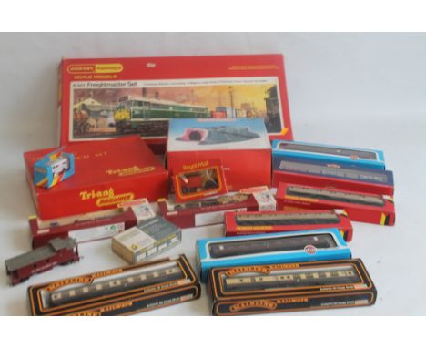 A BOXED HORNBY RAILWAYS "00" GAUGE R507 FREIGHTMASTER SET, together with a quantity of mainly boxed "00" gauge carriages by B