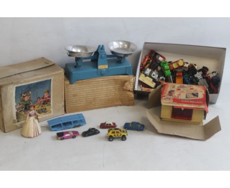 A COLLECTION OF VARIOUS TOYS to include a boxed "Comet" miniature sewing machine, a boxed set of Amersham steel kitchen scale