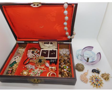 A collection of vintage costume jewellery to include Murano style beads, animal brooches and a pair of acrylic and silver ban