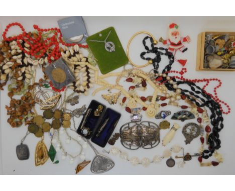 A silver Arts &amp; Crafts buckle by Deakin &amp; Francis, a pewter Ceard pendant and other items of vintage costume jeweller