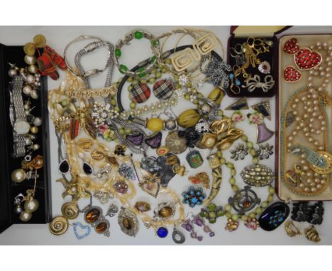 Vintage costume jewellery to include items by Miracle, Jewelcraft etc Condition Report: Not available for this lot