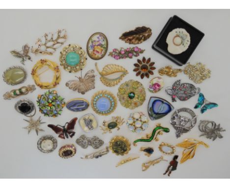 A collection of vintage brooches etc to include items by Exquisite, a lizard and crab brooch Condition Report: Not available 
