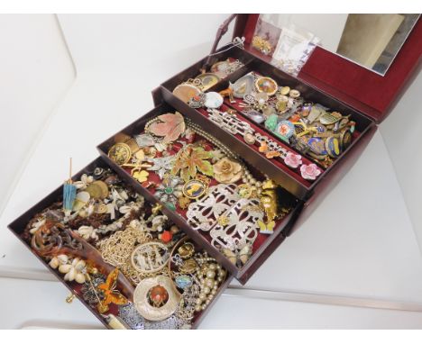 A horse chestnut brooch by Exquisite, a bulldog brooch, butterfly brooch and other vintage items in jewellery box Condition R
