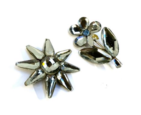 A Victorian Vauxhall glass star, 4.3cmD; together with a Vauxhall glass flower brooch (af), 4.5cmL 