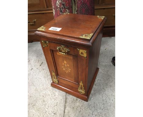  Sale Item:    WOOD &amp; BRASS COAL BOX (AF)   Vat Status:   No Vat   Buyers Premium:  This lot is subject to a Buyers Premi