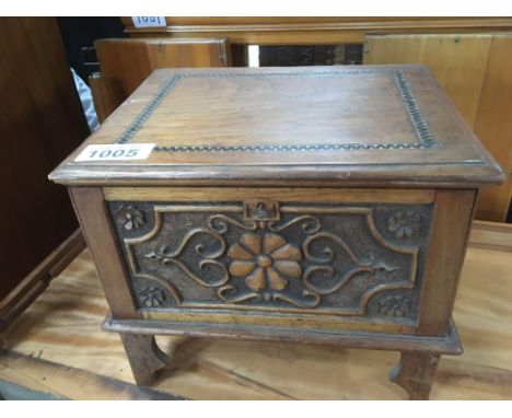  Sale Item:    SMALL OAK CARVED BOX (AF)   Vat Status:   No Vat   Buyers Premium:  This lot is subject to a Buyers Premium of