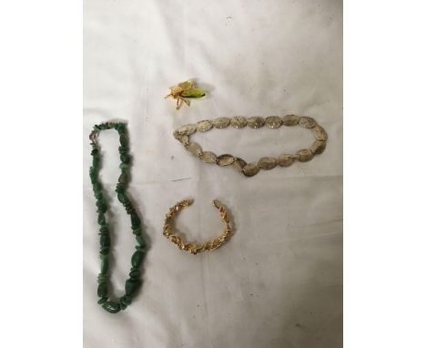  Sale Item:    BAG JEWELLERY &amp; BEE BROOCH   Vat Status:   No Vat   Buyers Premium:  This lot is subject to a Buyers Premi