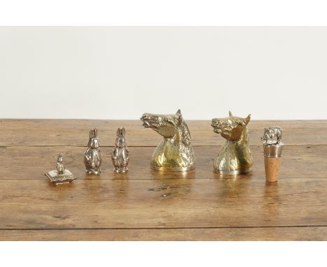 A PAIR OF SILVER-PLATED HORSES’ HEAD STIRRUP CUPS  (6)7.5cm high; Together with a Continental bottle stopper, modelled with a