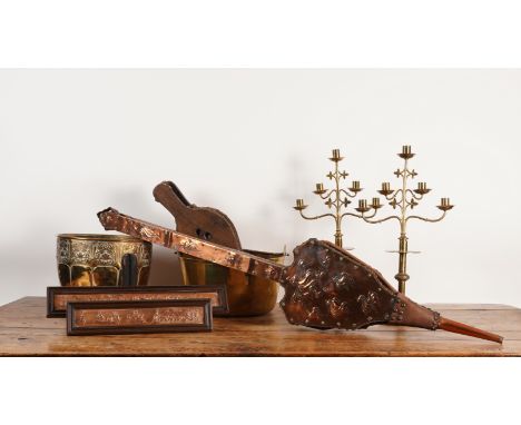 A GROUP OF BRASS AND COPPER, INCLUDING A PAIR OR EMBOSSED COPPER CLAD OAK BELLOWS, IN THE MANNER OF THE NEWLYN SCHOOL (8)19th