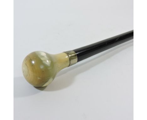 An early 20th century walking stick, with a horn handle and gold collar