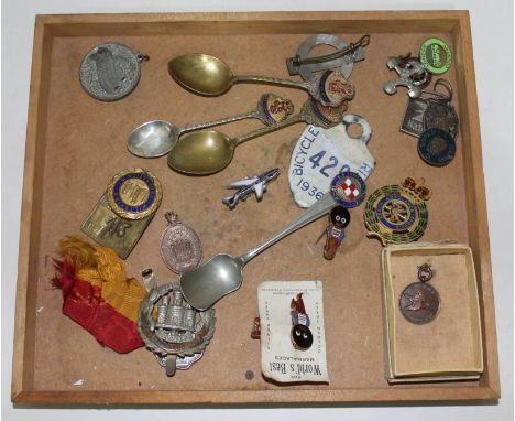 A wooden tray of badges, enamel, advertising, shipping Co spoons etc.  
