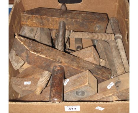 Box of vintage wooden carpenters clamps. (B.P. 24% incl. VAT)