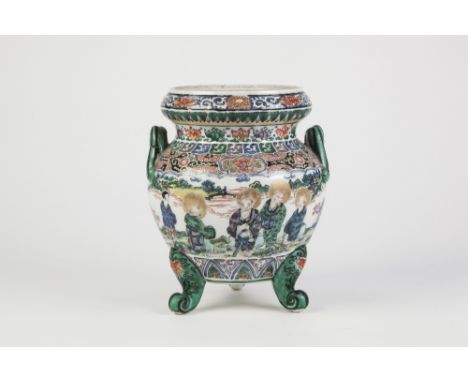 CHINESE NINETEENTH CENTURY FAMILLE VERT PORCELAIN TWO HANDLED JAR, painted autour with eight figures with gilt halos and two 