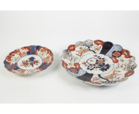 JAPANESE LATE MEIJI PERIOD IMARI PORCELAIN PLAQUE, with scalloped rim, decorated with fenced gardens and tapestry panels encl