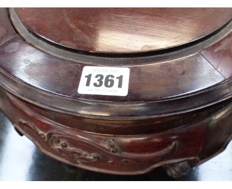 A CHINESE CARVED HARDWOOD SMALL TABLE/STAND OF CIRCULAR FORM WITH SCROLL LEGS.  36CM DIAMETER. 