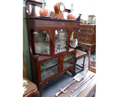 AN INLAID MAHOGANY ART NOUVEAU DISPLAY CABINET IN THE MANNER OF SHAPLAND & PETTER WITH BEVELLED MIRROR SUPERSTRUCTURE ABOVE L