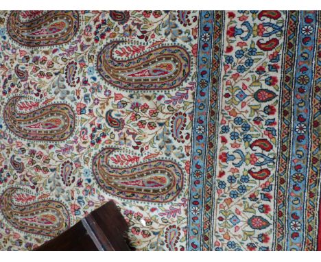 AN UNUSUAL PERSIAN CARPET WITH PAISLEY MOTIFS. 390 X 278CM