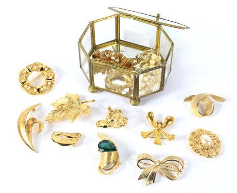 Fourteen 20th century and later brooches. Including an artificial pearl example, one modelled as foliate