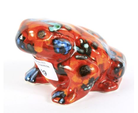 An Anita Harris signed ceramic figure of a frog. Glazed in orange and blue, 7.5cm high